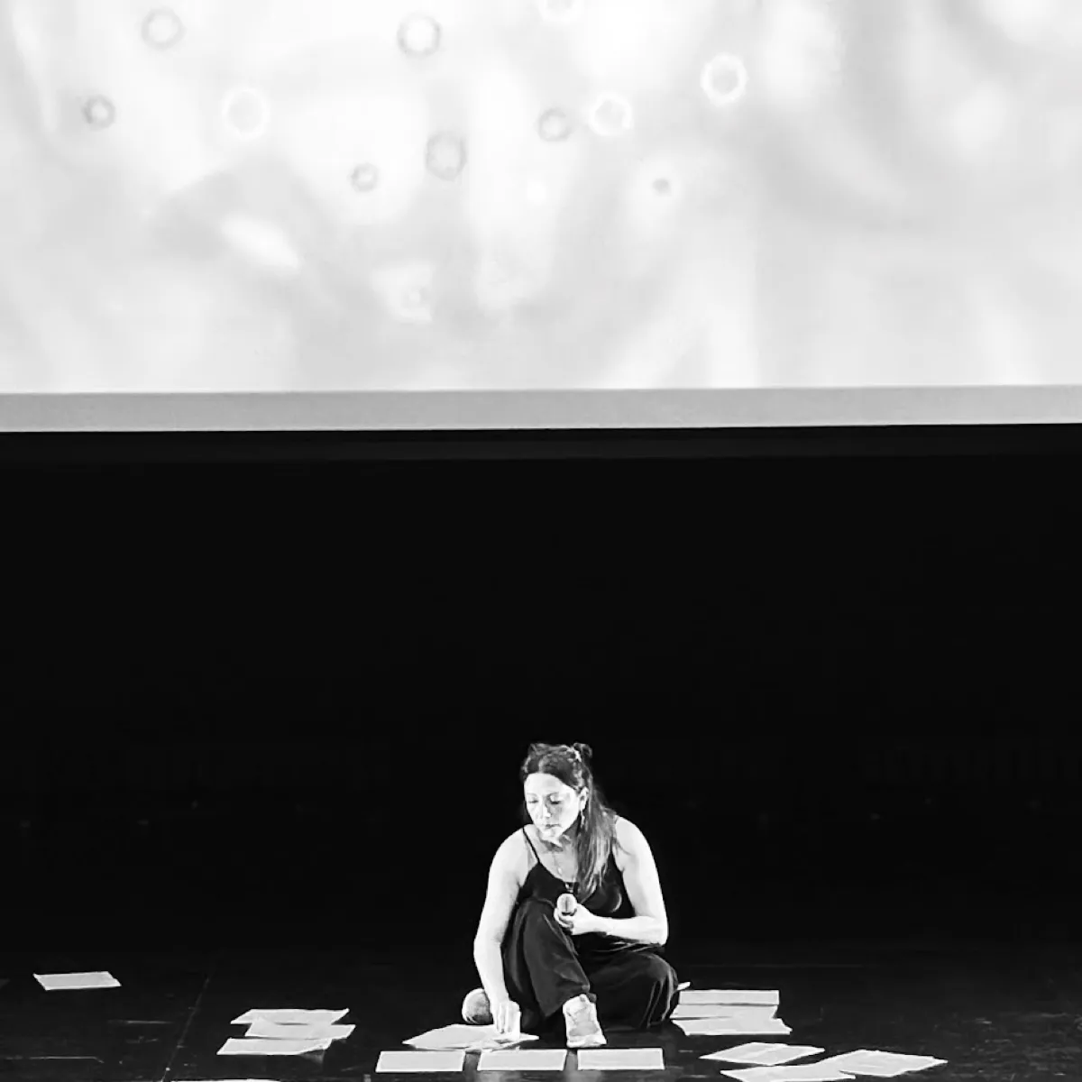 Paola en escena durante una función de teatro