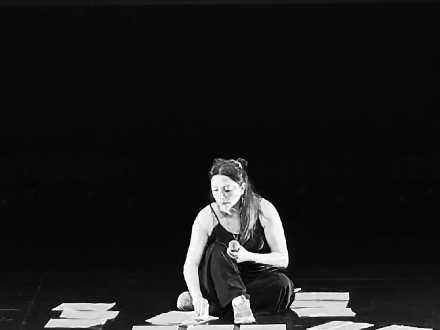 Paola en escena durante una función de teatro