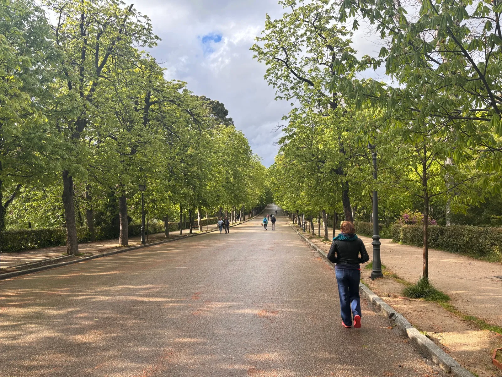 Paola caminando por un parque arbolado durante un viaje